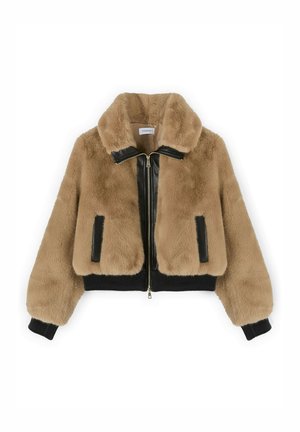 Giacca bomber in pelliccia sintetica marrone con polsini, orlo a costine neri, rifinitura con cerniera e tasche frontali, mostrata distesa su sfondo bianco.