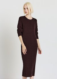 Robe en maille bordeaux avec motif torsadé, manches longues et encolure ronde, avec une coupe ajustée tombant à mi-mollet.