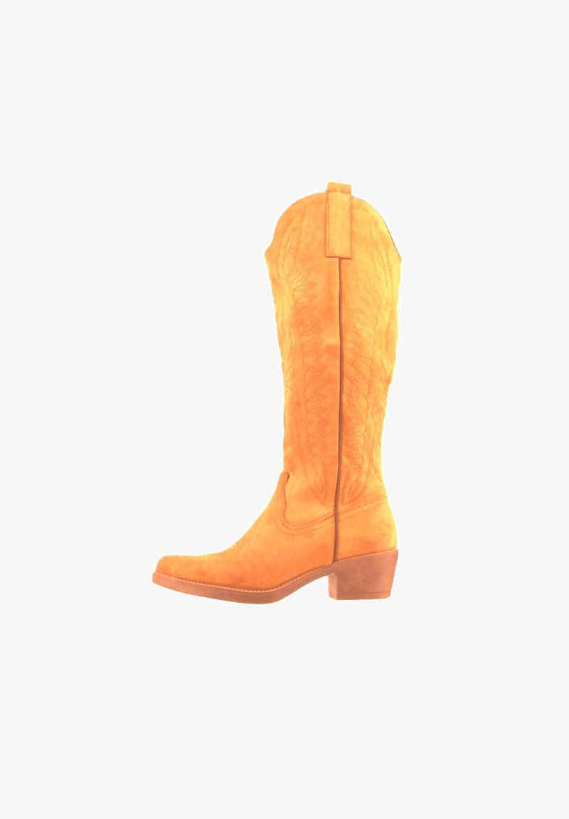Botte de cowboy en daim orange avec un bout pointu et des coutures décoratives. Hauteur mi-mollet avec un talon épais et une languette à l'arrière.