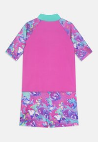 Maillot de bain rose à manches courtes avec un col turquoise. Présente des motifs colorés sur le thème aquatique sur les manches et le short, texture douce.