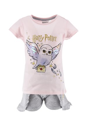 T-shirt rose avec un hibou imprimé et le texte "Harry Potter", arborant des ailes en sequins. Accompagné de shorts gris à volants.