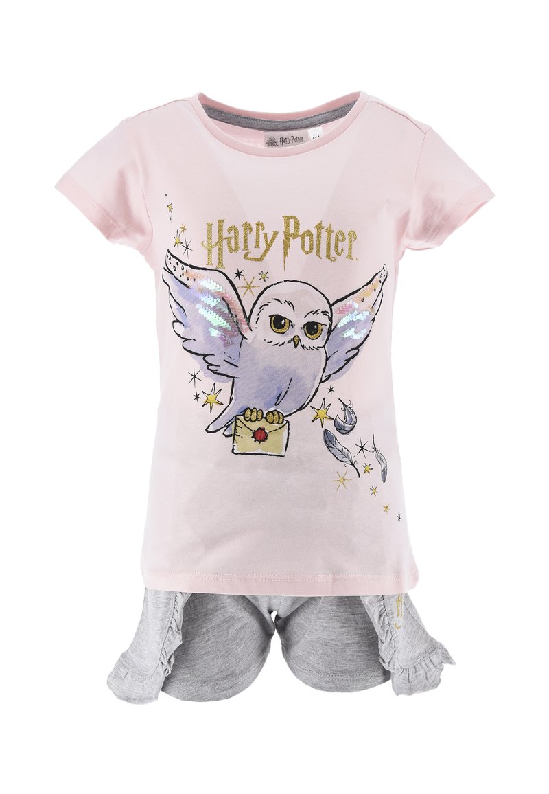 T-shirt rose avec un hibou imprimé et le texte "Harry Potter", arborant des ailes en sequins. Accompagné de shorts gris à volants.