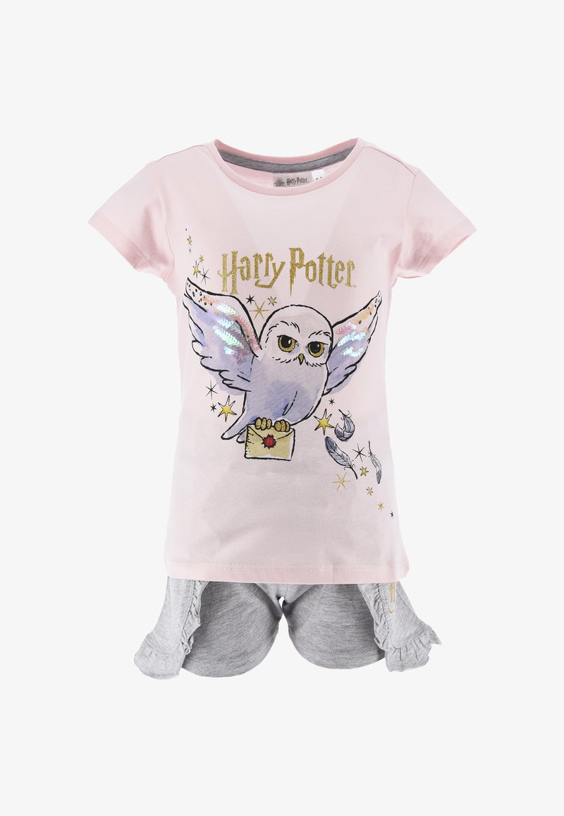 Rosa T-Shirt mit einem aufgedruckten Uhu und dem Text "Harry Potter", mit glitzernden Flügeln. Dazu graue Rüschenshorts.