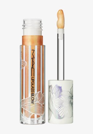 Le MAC Lipglass Blow, présenté dans un tube transparent, comporte des reflets dorés et un motif floral, avec un embout applicateur blanc pour une application facile.