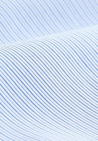 Tessuto blu chiaro con sottili righe orizzontali bianche. Texture liscia, materiale in cotone misto, adatto per camicie o abbigliamento.