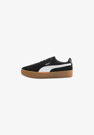 Schwarze Wildledersneaker mit weißem Seitenstreifen, Gummisohle, flachen Schnürsenkeln und minimalem Branding an der Seite und Zunge.