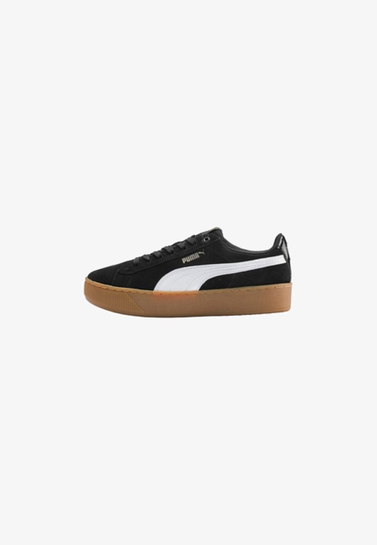 Schwarze Wildledersneaker mit weißem Seitenstreifen, Gummisohle, flachen Schnürsenkeln und minimalem Branding an der Seite und Zunge.