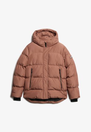 Chaqueta de abrigo marrón con capucha, con secciones acolchadas horizontales, dos bolsillos laterales con cremallera y puños elásticos negros. Textura de tela suave.