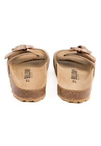 Sandales en daim marron avec une semelle en liège, bride réglable avec une boucle claire, semelle intérieure texturée et semelle profonde pour une meilleure adhérence.