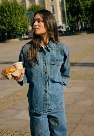 Kaffe, KACASTELIA DENIM SHIRT - Camicia - medium washed blue