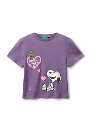 Camiseta morada con Snoopy sentado y sonriendo, Woodstock arriba de un corazón rosa, y el texto "Feliz contigo" en el frente.