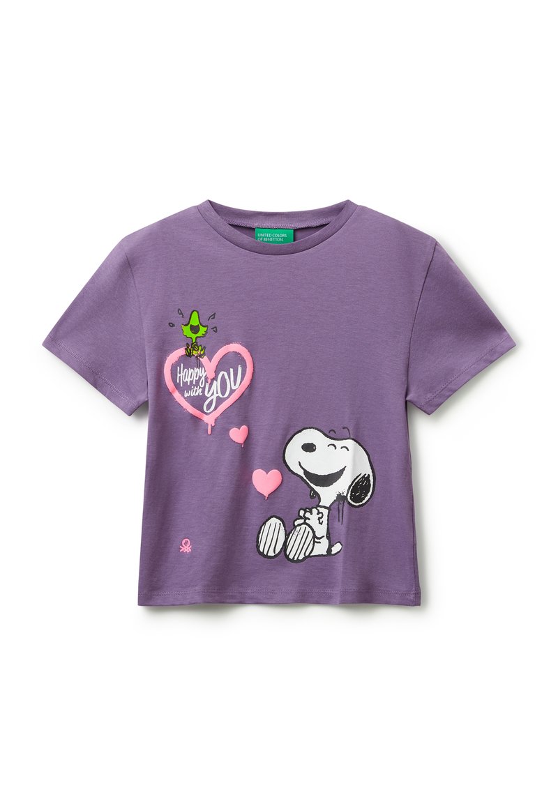 Fialové tričko s nápisem „Šťastný s tebou“, na kterém je Snoopy sedící a usmívající se, a Woodstock nad růžovým srdcem.