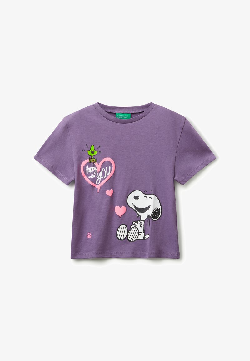 Fialové tričko s nápisem „Šťastný s tebou“, na kterém je Snoopy sedící a usmívající se, a Woodstock nad růžovým srdcem.