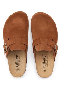 Sandales en daim marron à enfiler avec deux brides réglables et des boucles métalliques, dotées d'un semelle intérieure texturée. Semelle plate pour le confort.