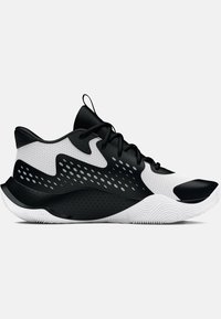 Baskets athlétiques noir et blanc avec tissu en mesh, fermeture à lacets, semelle texturée et détails perforés noirs sur la semelle intermédiaire.