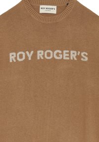 Maglione marrone lavorato a maglia con scollatura a costine e "ROY ROGER'S" in bianco sul petto. Tessuto texturizzato, senza ulteriori motivi o dettagli.