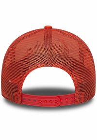 Rote Netz-Snapback-Cap mit einem stabilen roten Plastikverstellriemen und einem runden oberen Knopf, ausgestattet mit einer atmungsaktiven Textur und offenem Rückendesign.