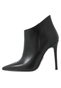 Černá kožená kotníková bota s špičatou špičkou, elegantním designem, vysokým jehlovým podpatkem a hladkým bočním panelem. Hladký povrch.