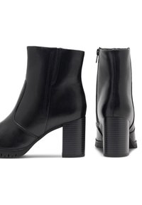 Čierne kožené členkové topánky s okrúhlou špičkou, rebrovaným blokovým podpätkom a bočným zipsom. Hladký povrch s minimálnym šitím a elegantným dizajnom.