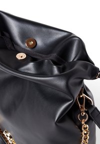 Borsa a tracolla in pelle nera con superficie lucida, dotata di tracolla in catena dorata, chiusura a scatto magnetica e un design superiore morbido e arricciato.