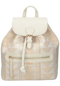 Sac à dos couleur crème avec un motif géométrique tissé en beige. Il comporte un rabat supérieur, des accents métalliques et une poche avant zippée.