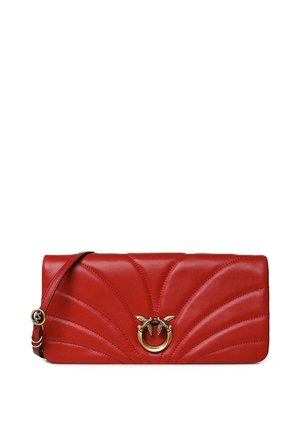 Bolso de mano de piel roja con patrón acolchado de rayos de sol y cierre de anillo dorado con dos pájaros, con una correa de hombro delgada y ajustable.