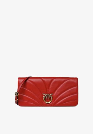 Bolso de mano de piel roja con patrón acolchado de rayos de sol y cierre de anillo dorado con dos pájaros, con una correa de hombro delgada y ajustable.