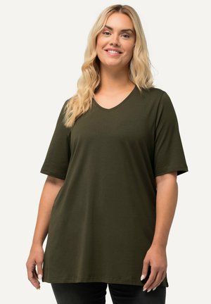 Olijfgroene katoenen t-shirt, v-hals ontwerp, korte mouwen, relaxte pasvorm, gladde textuur, zoom valt onder de heupen, gecombineerd met zwarte broek.