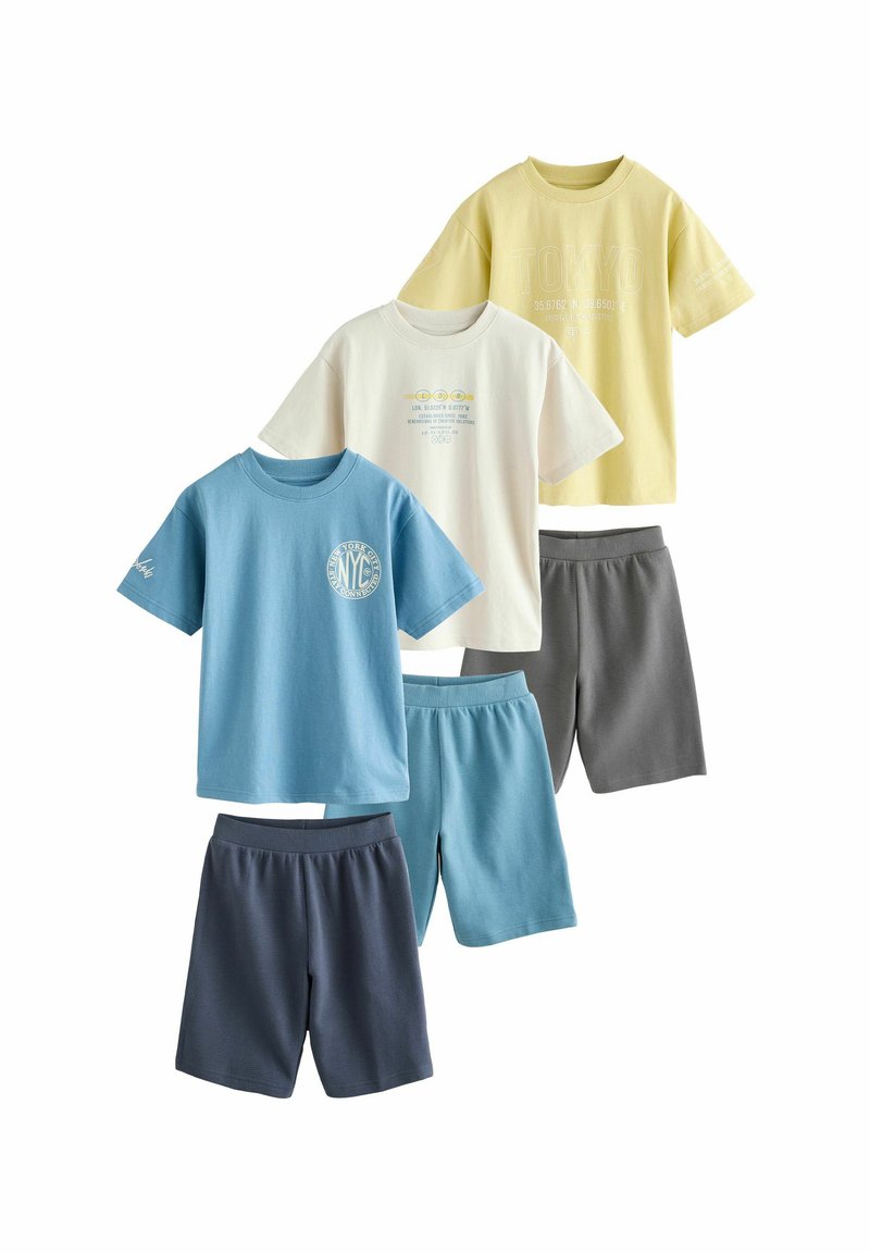 Fire sæt børnetøj: to kortærmede t-shirts i blå, hvid og gul, kombineret med blå og grå shorts. Bomuldsmateriale.