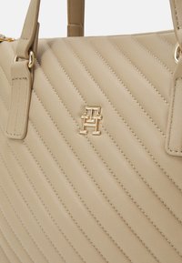 Tommy Hilfiger POPPY REFORM SMALL TOTE  - Rokassoma - beige
