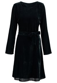 Robe en velours noir avec des manches longues, texture côtelée, décolleté rond et une ceinture assortie à la taille. Silhouette en A.