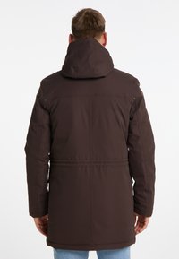 Brun isoleret parka med hætte, der har en belagt talje, sømdetaljer og en lige pasform. Stofstrukturen ser glat og holdbar ud.