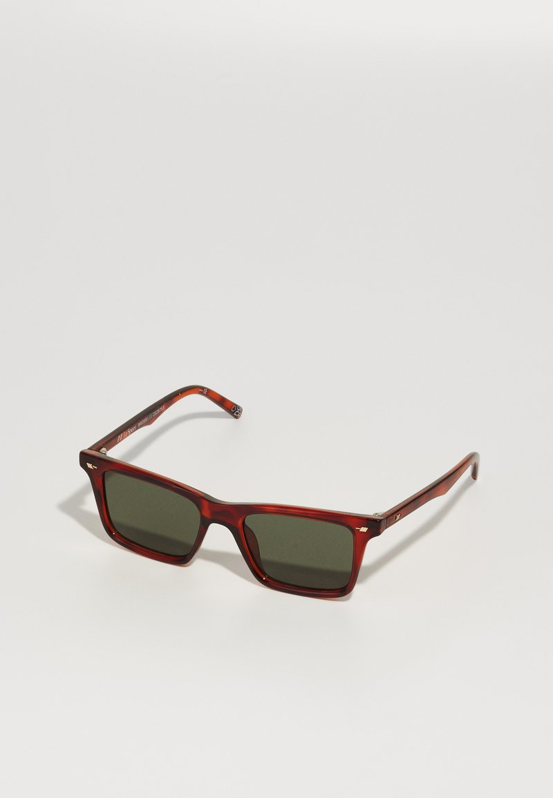 Gafas de sol rectangulares con un marco de plástico rojo oscuro brillante y lentes verdes. Presentan patillas delgadas con sutiles acentos de marca.