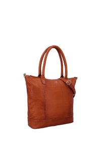 Bolso tote de cuero marrón con dos asas y una correa de hombro ajustable sobre un fondo blanco.