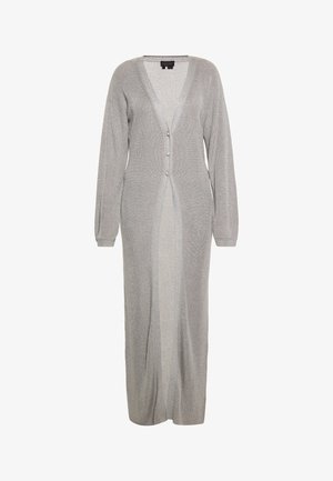 Lange, grijze cardigan van ribstof met een V-hals, knoopsluiting en lange mouwen. Heeft een voorkant met een split voor gemakkelijker bewegen.