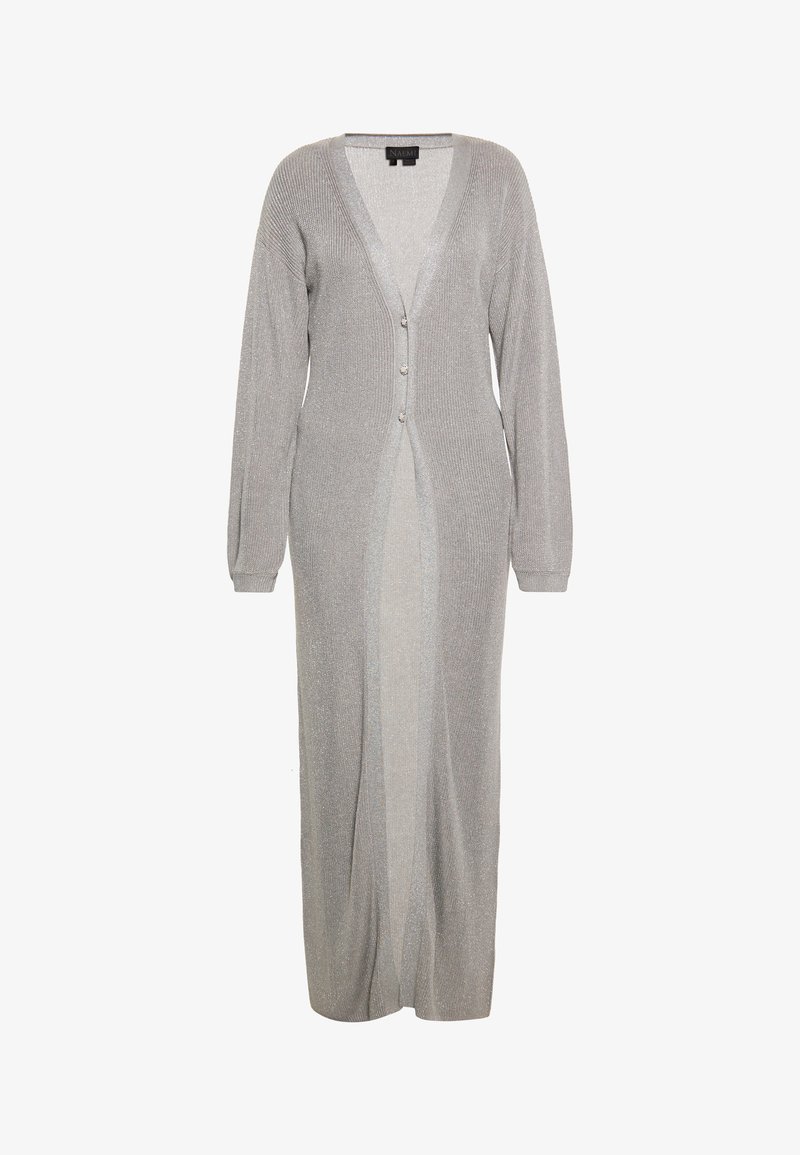 Hosszú, szürke kardigán bordázott anyagból, V-nyakkivágással, gombos záródással és hosszú ujjal. Elöl hasítékkal rendelkezik a szabad mozgás érdekében.