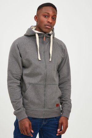 Grijze zip-up hoodie van zachte stof, met een capuchon, crème kleurige trekkoorden, zijzakken en een klein bruin leren logo op de zoom.