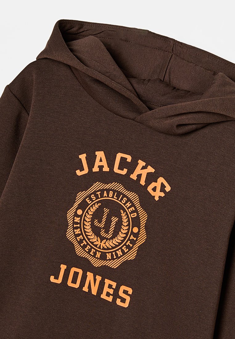 Felpa con cappuccio marrone realizzata in tessuto morbido, caratterizzata da una grafica arancione con "JACK&JONES" e un design a emblema circolare.