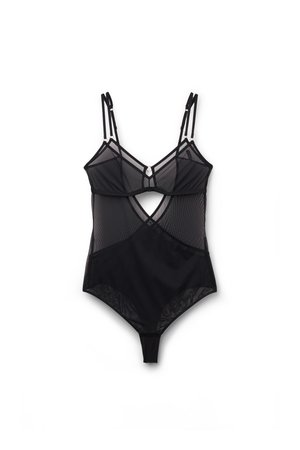 Czarny body z panelami z siateczki, geometrycznym wzorem, cienkimi ramiączkami i wycięciem na środku. Gładka tekstura z kontrastującymi materiałami.