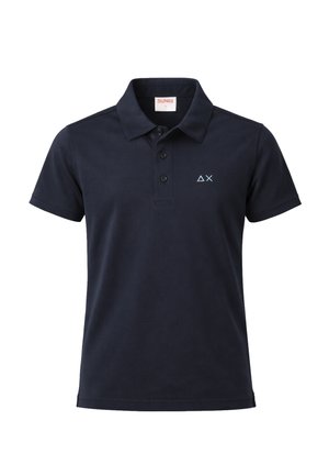 Polo a maniche corte blu navy con collo, abbottonatura a tre bottoni e piccolo logo bianco a forma di triangolo e X sul petto a sinistra.