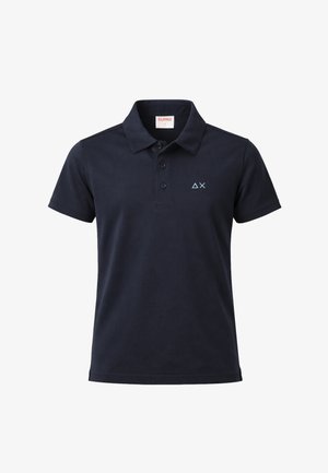 Polo a maniche corte blu navy con collo, abbottonatura a tre bottoni e piccolo logo bianco a forma di triangolo e X sul petto a sinistra.