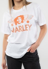 Paradiso Clothing BOB MARLEY DIAMANTE WINGS - Print T-shirt - white