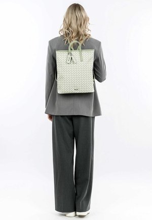Hellgrüner Rucksack mit gewebter Textur, ausgestattet mit Tragegriffen und verstellbaren Schulterriemen. Er hat eine rechteckige Form und ein dezentes Logo-Detail.