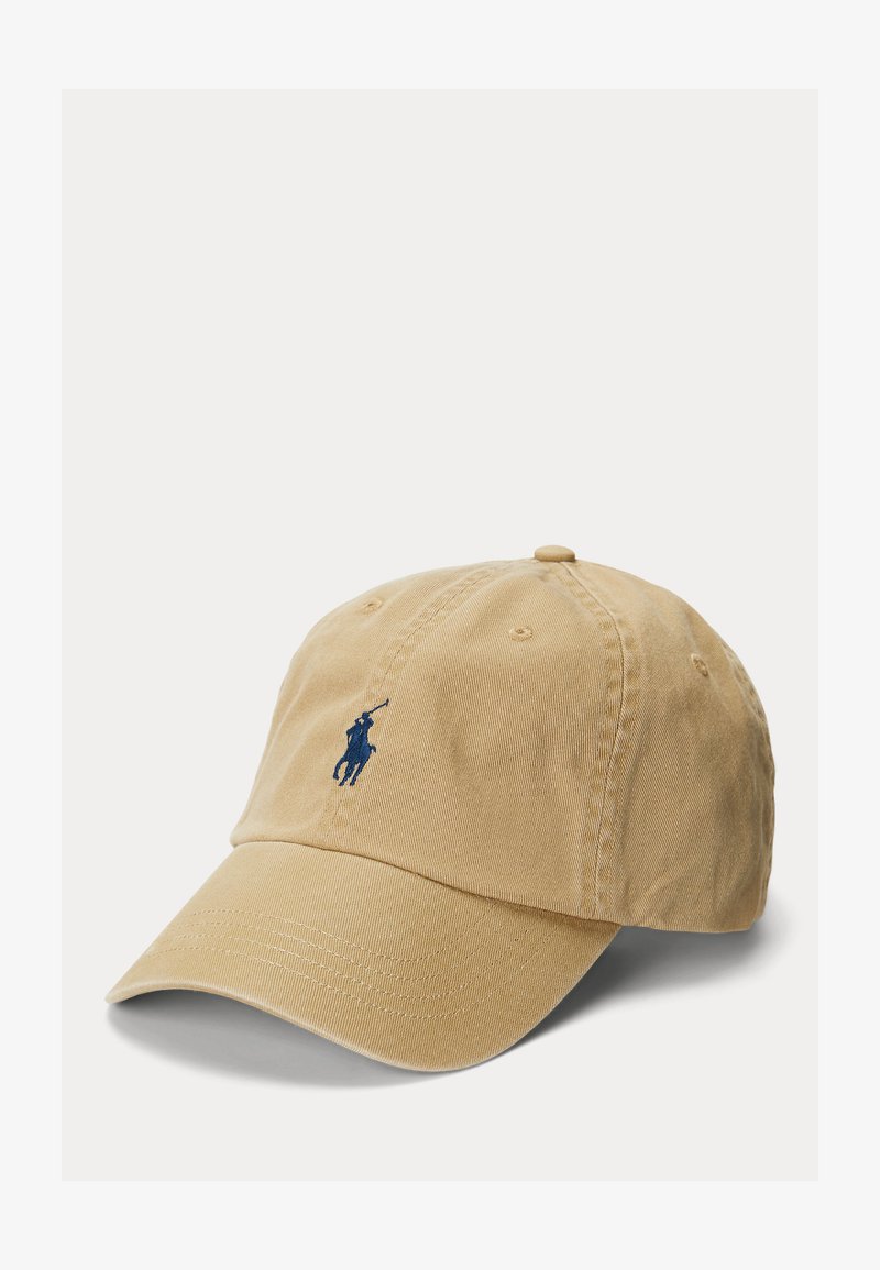 Berretto da baseball beige con visiera curva con un piccolo logo ricamato di un giocatore di polo blu navy sul davanti.