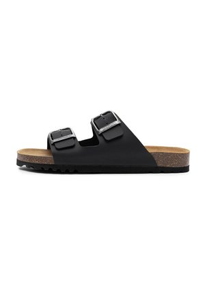 Czarna klapka na płaskiej podeszwie z dwoma regulowanymi srebrnymi klamrami, korkową wkładką i fakturowaną czarną gumową podeszwą, widoczna z boku.