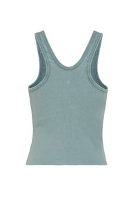 Camiseta de tirantes azul claro acanalada con tirantes anchos y escote redondo. Presenta una silueta ajustada y un pequeño logo en la parte central trasera.