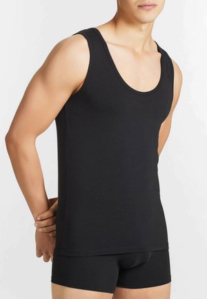 Canottiera nera senza maniche realizzata in tessuto morbido, con scollatura arrotondata e design aderente, abbinata a slip boxer neri dello stesso colore.