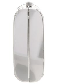 Stříbrná metalická psaníčko s hladkým, reflexním povrchem, obdélníkovým tvarem a uzávěrem na vrchu. Minimalistický design.