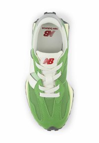 Zapatilla New Balance verde y blanca vista desde arriba, con paneles de malla y ante, cordones blancos y logo NB rojo en la lengüeta y la plantilla.