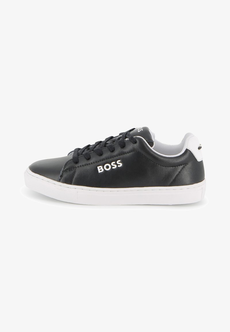 Baskets en cuir noir avec accents blancs, bout rond, semelle plate et lacets. Logo "BOSS" en blanc sur le côté.
